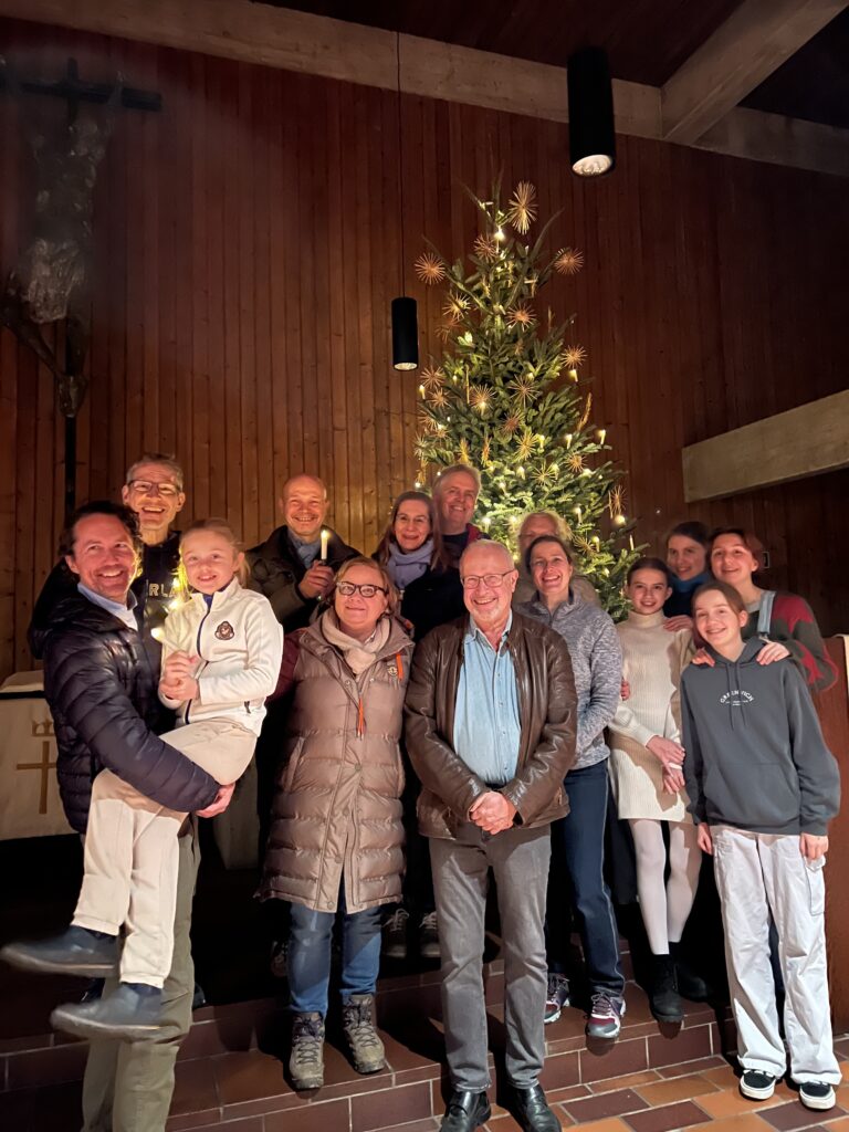 Weihnachtsbaum-Team mit Weihnachtsbaum 2023